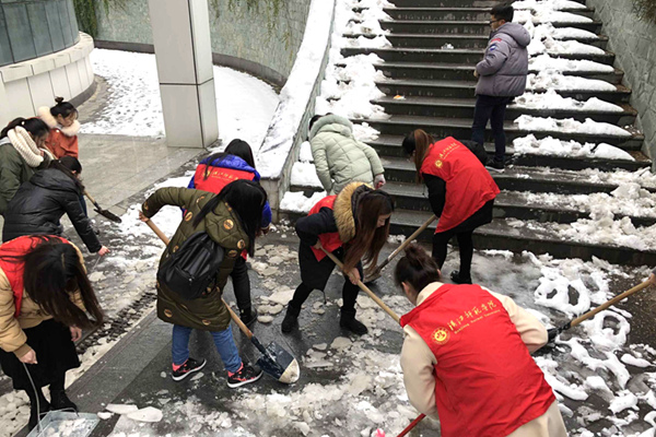 漢江師范學院數(shù)千名師生志愿者除校園積雪添靚麗風景