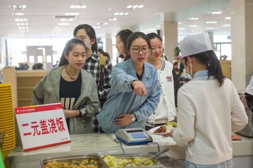 2元蓋澆飯后勤服務(wù)團(tuán)隊(duì)：飄香十余載，暖心不漲價(jià)