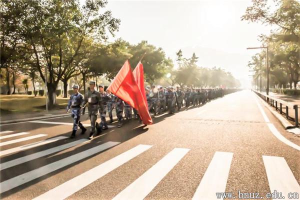 北京師范大學(xué)珠海分校2017級(jí)學(xué)生軍訓(xùn)正如火如荼開展